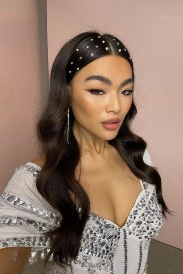 Permanente e Coques Bagunçados: Os Ícones Capilares dos Anos 80
3. Acessórios Anos 80: Scrunchies