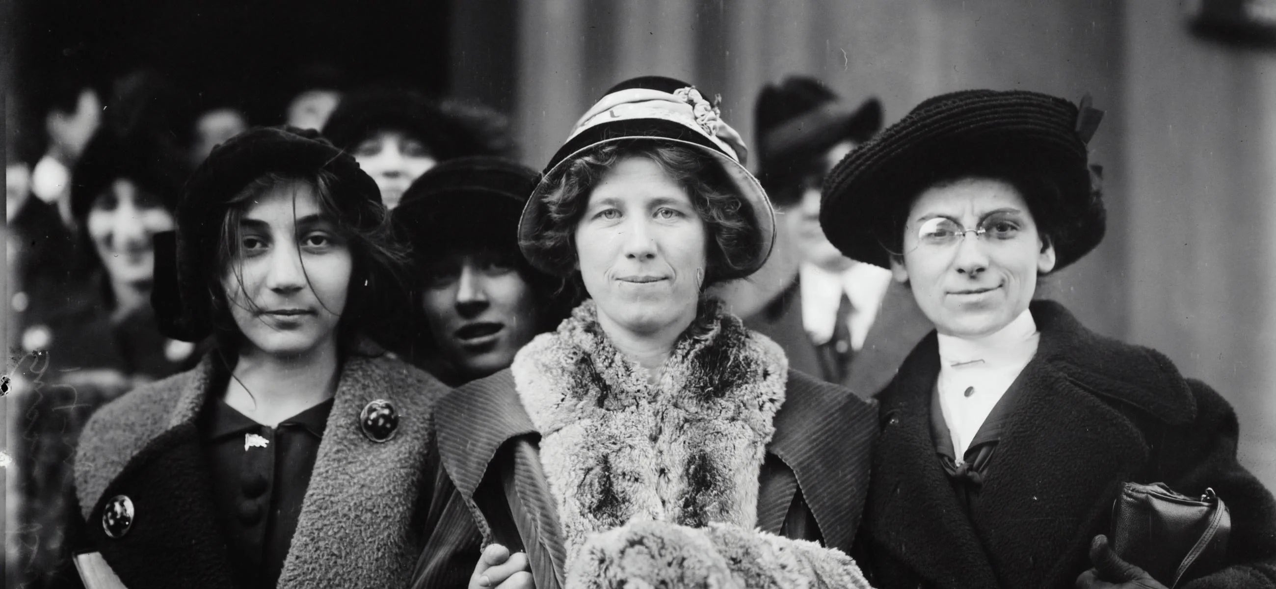 Permanente e Coques Bagunçados: Os Ícones Capilares dos Anos 80
3. Acessórios Anos 80: Scrunchies