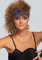 Permanente e Coques Bagunçados: Os Ícones Capilares dos Anos 80
3. Acessórios Anos 80: Scrunchies