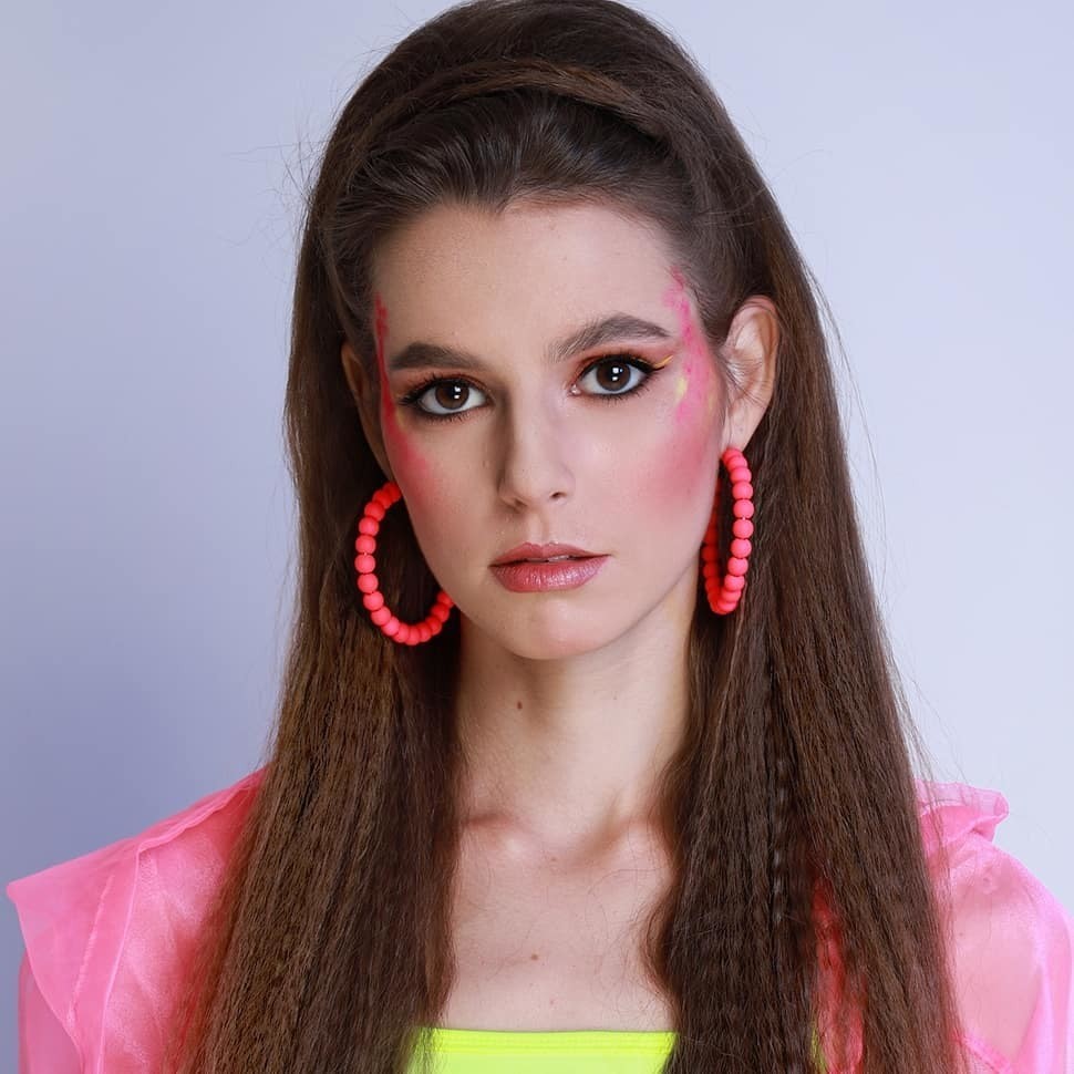 5 ideias de títulos:
1. O Retorno Triunfal dos Penteados Anos 80: Como Adotar o Volume e a Ousadia Hoje
2. Mullet