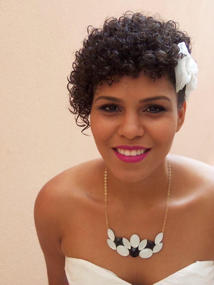 penteado madrinha cabelo cacheado para casamento na praia