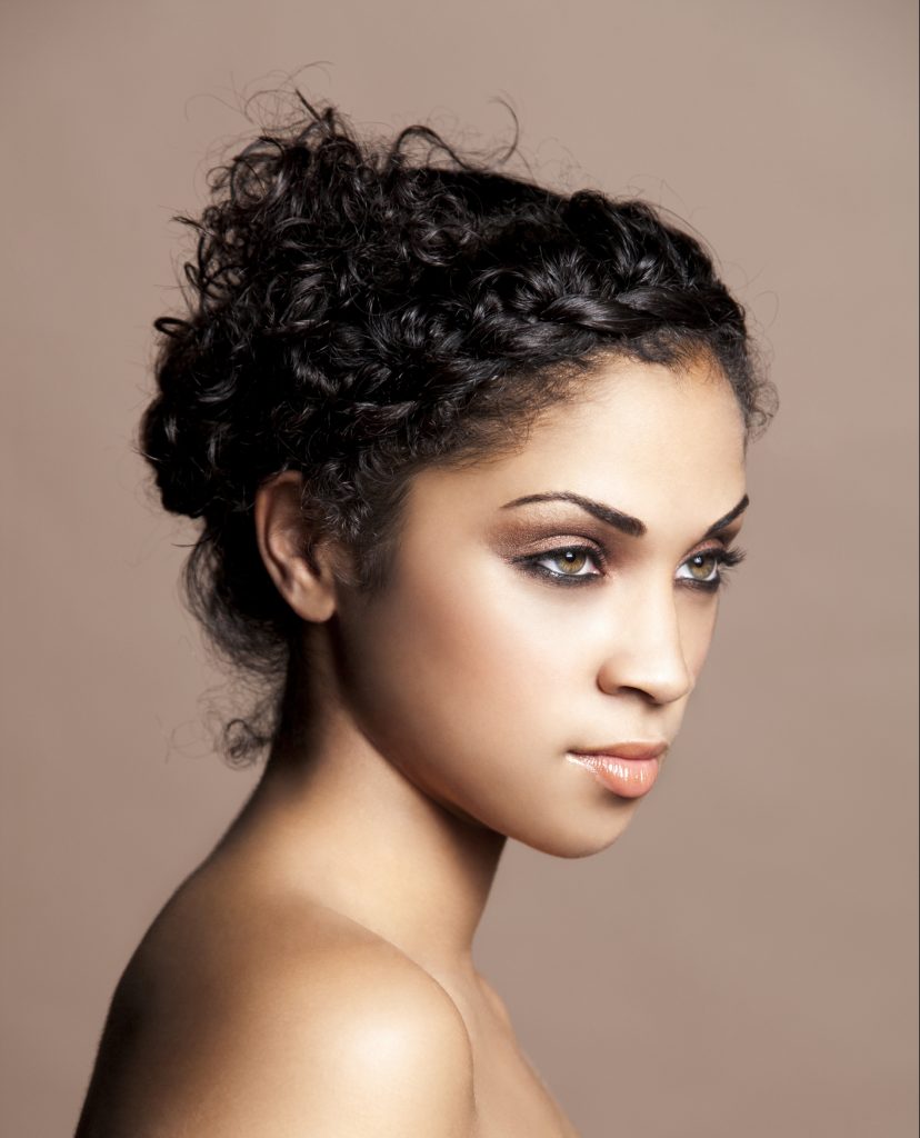 quanto custa fazer penteado semi preso lateral madrinha cacheada