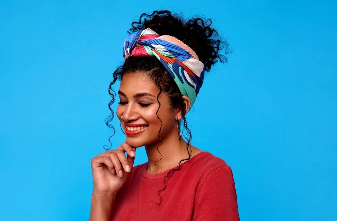 penteado semipreso boho para cabelos cacheados curtos passo a passo