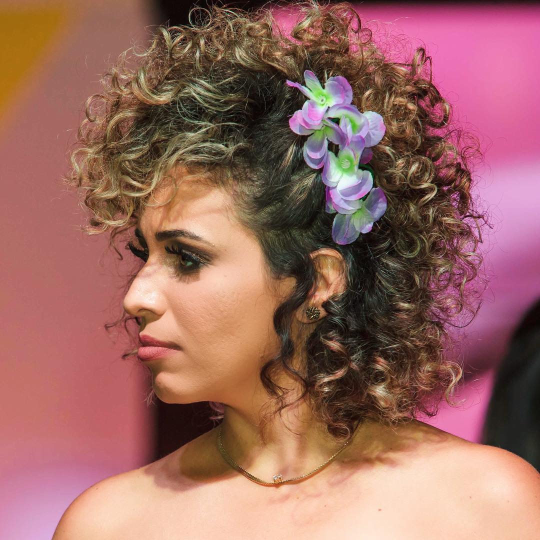 penteado semipreso boho para cabelos cacheados curtos passo a passo