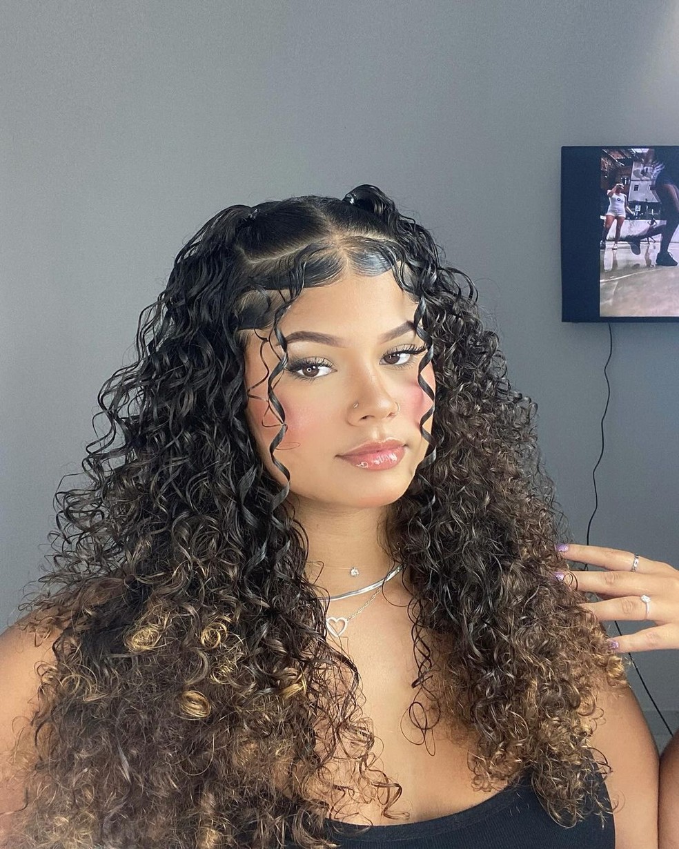penteados fáceis cabelo cacheado longo