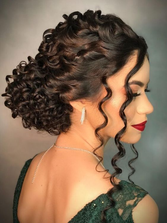 penteados com coque cabelo cacheado longo