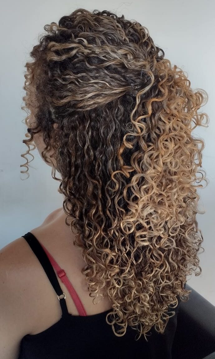 penteados para casamento cabelo cacheado longo