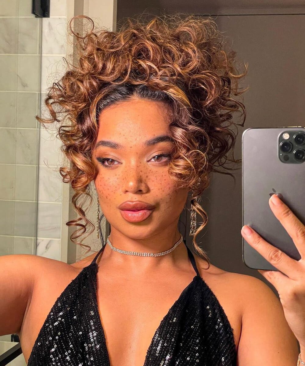 penteado coque abacaxi vs. afro puff: qual o melhor para seu cabelo cacheado?