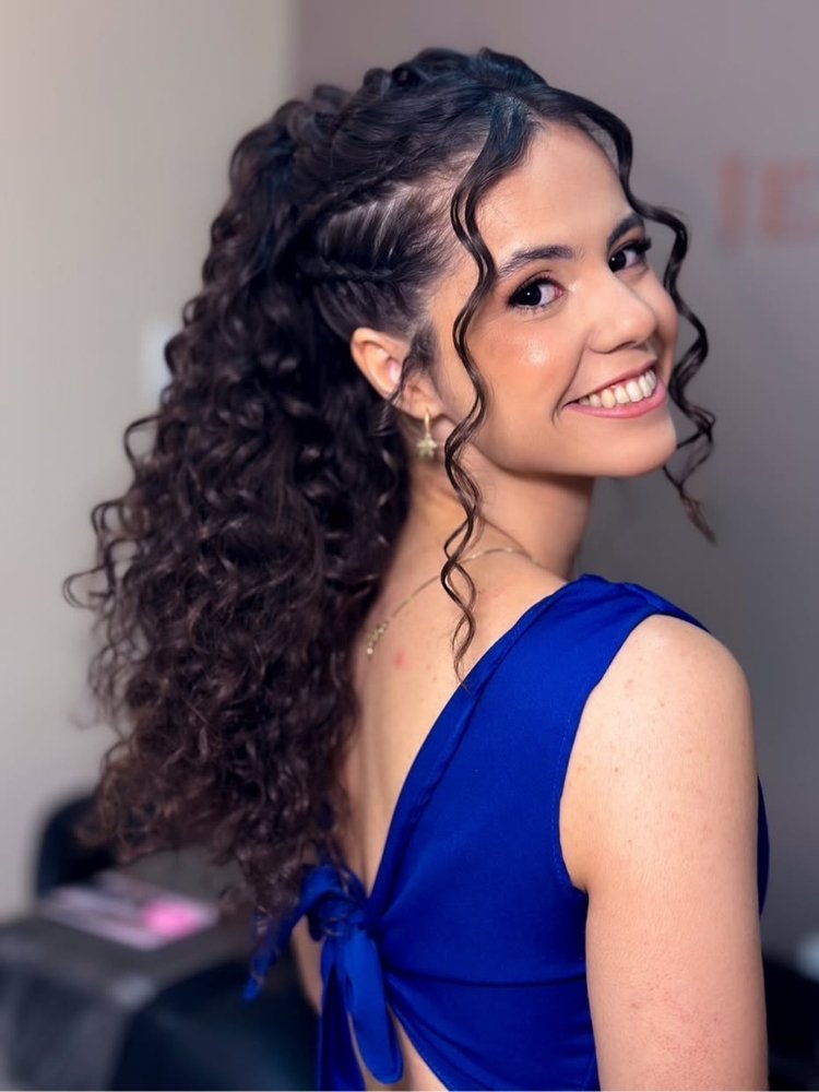 penteados inspiradores para cabelos cacheados em eventos especiais