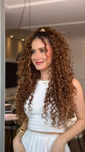 penteado semipreso vs coque abacaxi para cachos longos