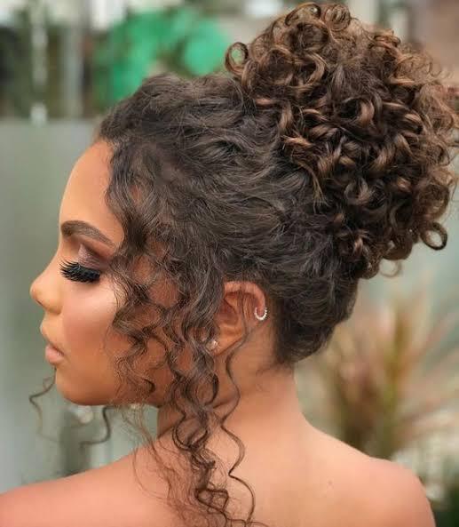 penteados para madrinha de casamento cabelo cacheado 2026