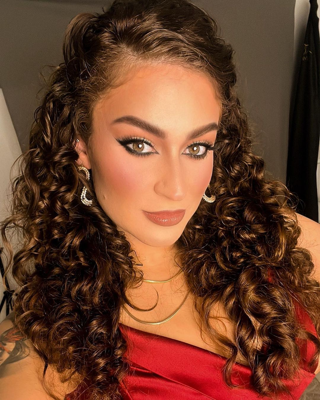 penteados para madrinha de casamento cabelo cacheado 2026