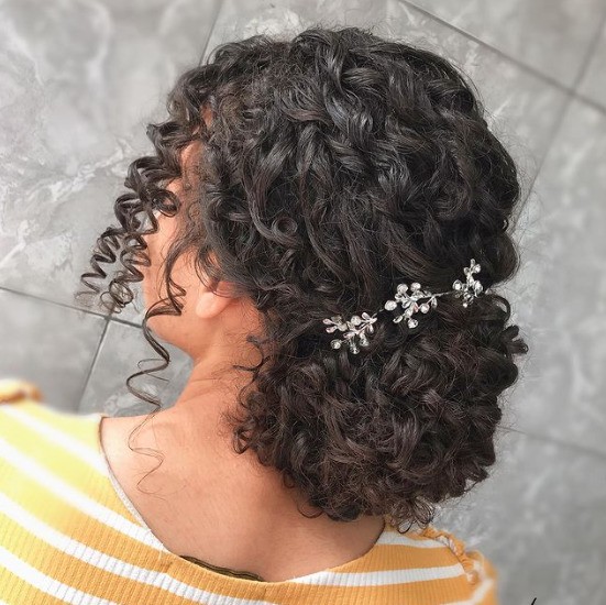 penteados para madrinha cacheada com véu