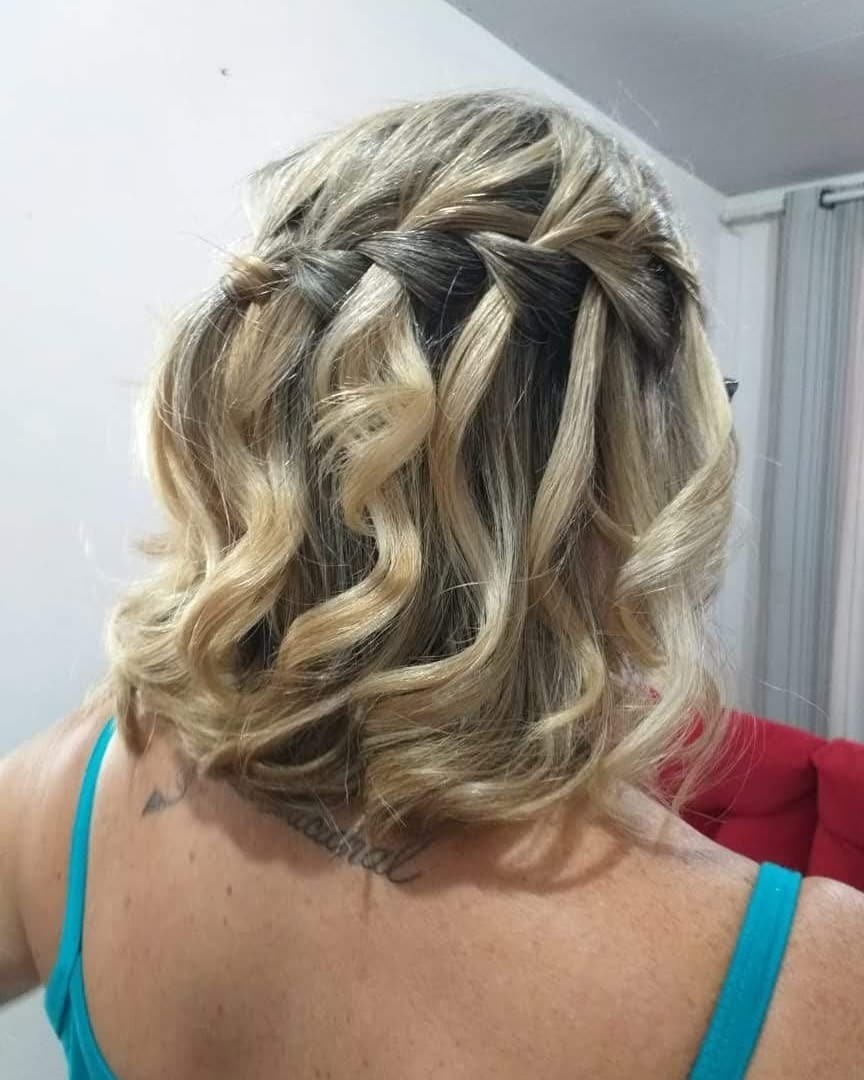 5 Penteados de Casamento para Cabelos Médios que Você Precisa Conhecer; Guia Completo: Coques e Semipresos para Madrinhas com Cabelo Médio; Acessórios Essenciais para Transformar Seu Penteado de Cabelo Médio; Flipped Bob e Hollywood Waves: As Tendências para Cabelos Médios em 2025; Penteados para Cabelos Médios: Do Clássico ao Despojado para Cada Ocasião.