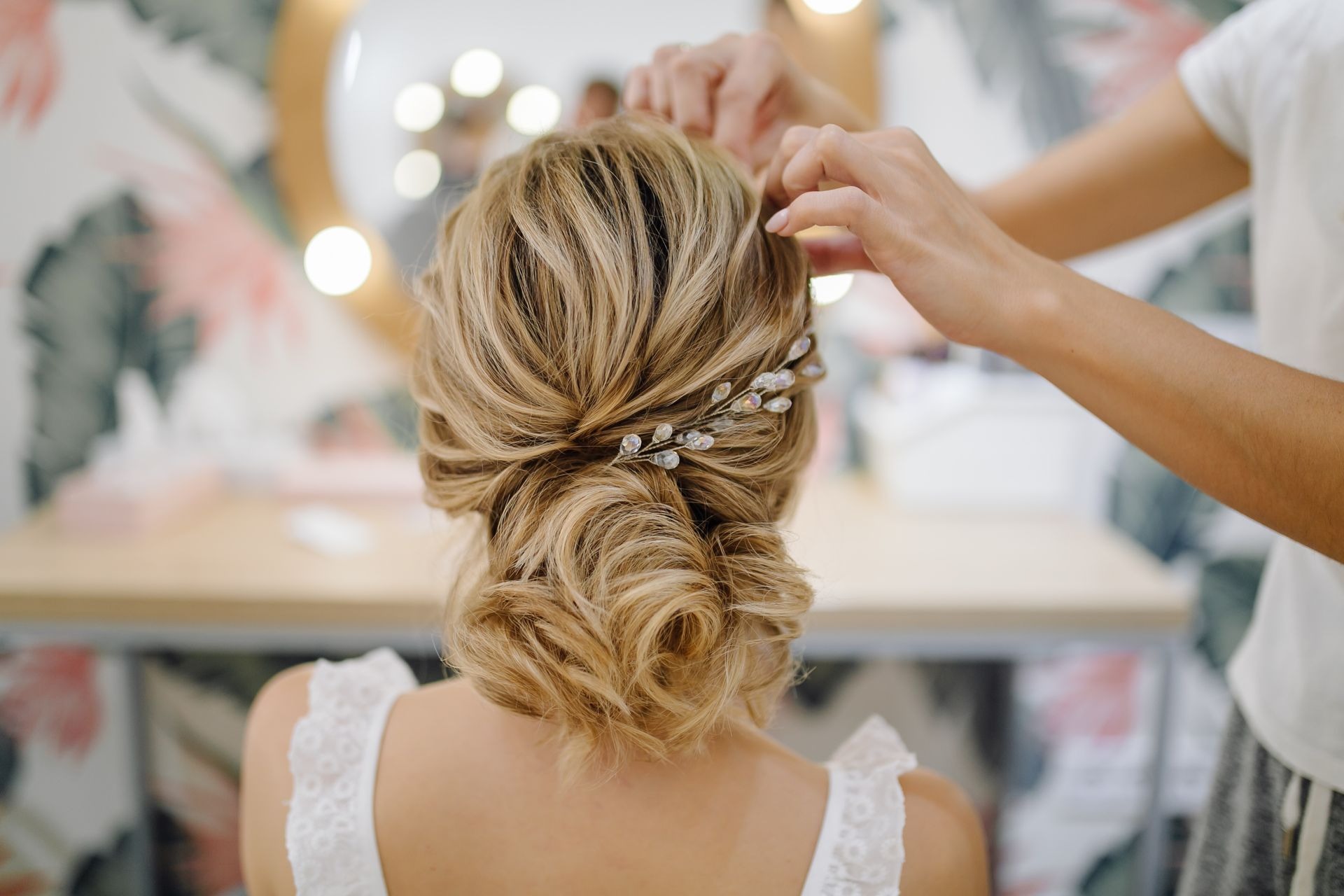 5 Penteados de Casamento para Cabelos Médios que Você Precisa Conhecer; Guia Completo: Coques e Semipresos para Madrinhas com Cabelo Médio; Acessórios Essenciais para Transformar Seu Penteado de Cabelo Médio; Flipped Bob e Hollywood Waves: As Tendências para Cabelos Médios em 2025; Penteados para Cabelos Médios: Do Clássico ao Despojado para Cada Ocasião.