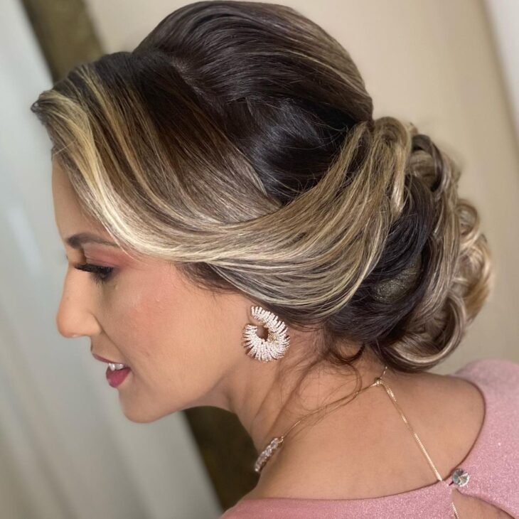 5 Penteados de Casamento para Cabelos Médios que Você Precisa Conhecer; Guia Completo: Coques e Semipresos para Madrinhas com Cabelo Médio; Acessórios Essenciais para Transformar Seu Penteado de Cabelo Médio; Flipped Bob e Hollywood Waves: As Tendências para Cabelos Médios em 2025; Penteados para Cabelos Médios: Do Clássico ao Despojado para Cada Ocasião.