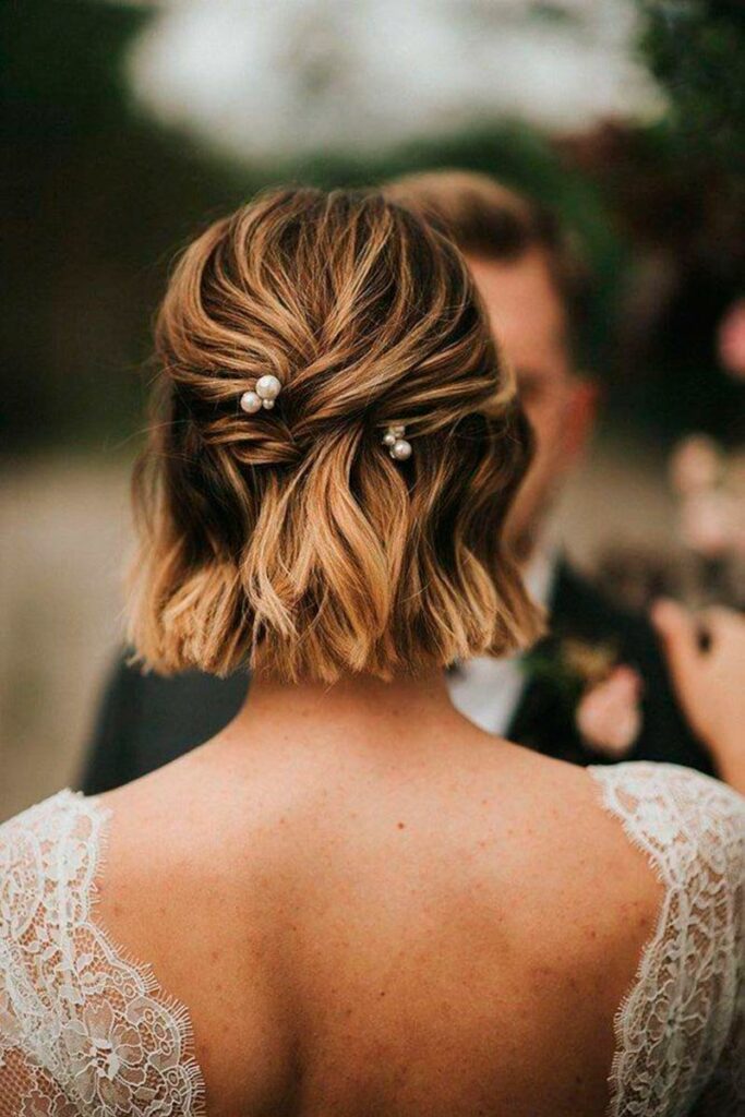 5 Penteados de Casamento para Cabelos Médios que Você Precisa Conhecer; Guia Completo: Coques e Semipresos para Madrinhas com Cabelo Médio; Acessórios Essenciais para Transformar Seu Penteado de Cabelo Médio; Flipped Bob e Hollywood Waves: As Tendências para Cabelos Médios em 2025; Penteados para Cabelos Médios: Do Clássico ao Despojado para Cada Ocasião.