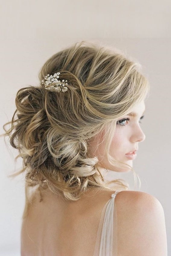 5 Penteados de Casamento para Cabelos Médios que Você Precisa Conhecer; Guia Completo: Coques e Semipresos para Madrinhas com Cabelo Médio; Acessórios Essenciais para Transformar Seu Penteado de Cabelo Médio; Flipped Bob e Hollywood Waves: As Tendências para Cabelos Médios em 2025; Penteados para Cabelos Médios: Do Clássico ao Despojado para Cada Ocasião.