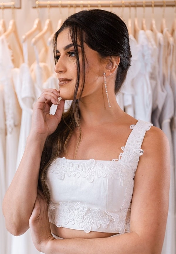 Ondas e Rabos: Os Penteados Perfeitos para o Seu Casamento Civil
3. Cabelo Curto no Casamento Civil: Acessórios que Transformam o Visual
4. Do Cartório à Festa: Penteados Versáteis para Casamento Civil
5. Como Escolher o Penteado Ideal para o Seu Casamento Civil: Dicas Essenciais