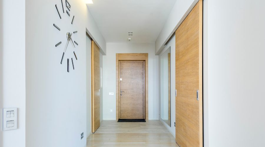 Comparativo: Porta de Correr de Madeira vs. Vidro