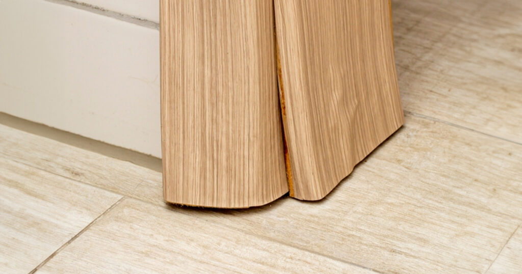 porta de madeira inchada não fecha