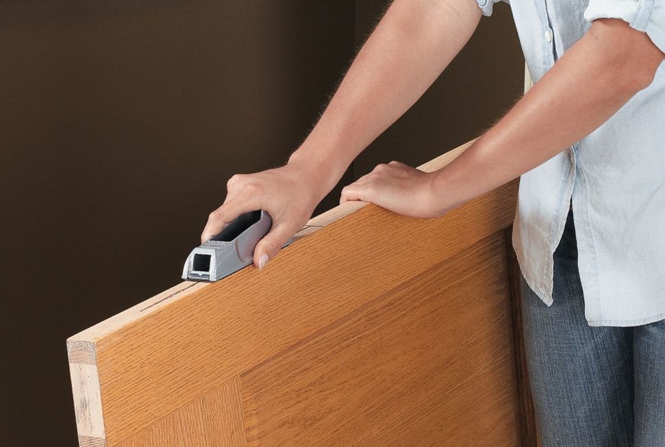 porta de madeira inchada não fecha