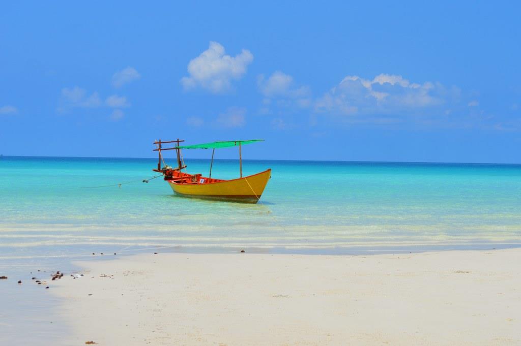 destinos de praia selvagem e isolada