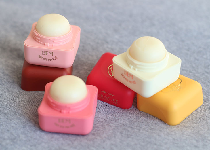 5 ideias de títulos:
1. Os Melhores Hidratantes Labiais O Boticário: Guia Completo
2. Benefícios do Ácido Hialurônico para Lábios: O que o Balm Botik Oferece?
3. Proteção e Hidratação: Como Escolher o Balm Labial Ideal?
4. Resenha: Linha Intense Cuide-se Bem da O Boticário para Lábios
5. Dicas de Uso: Maximizando os Efeitos do seu Hidratante Labial