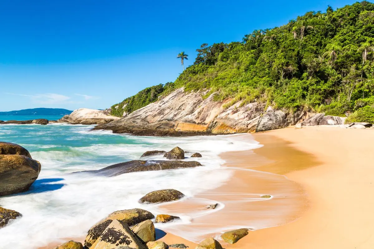 Roteiro de Praias Tranquilas e Isoladas em Santa Catarina para Relaxar
