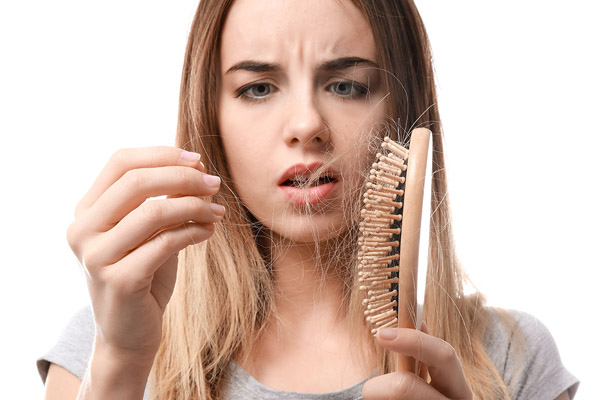 Hipotireoidismo e Queda Capilar: Como a Tireoide Afeta Seus Fios