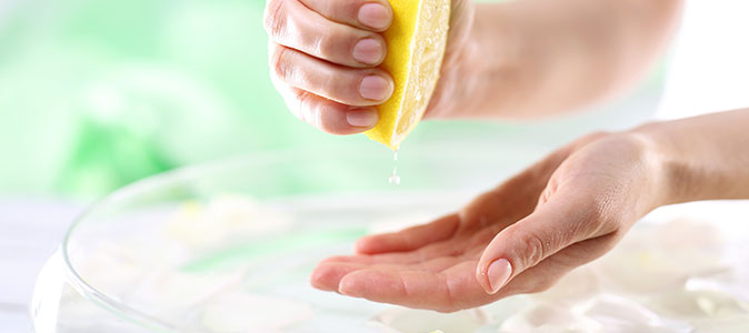 5 ideias de títulos:
1. Fitofotodermatite: O que é e como prevenir a queimadura por limão.
2. Sintomas e tratamentos eficazes para a queimadura de limão.
3. Cuidados essenciais após o contato da pele com limão e sol.
4. Mitos e verdades sobre as manchas de limão na pele.
5. Quando procurar um dermatologista para tratar a fitofotodermatite.