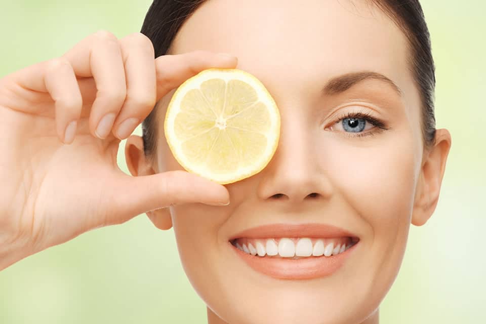 5 ideias de títulos:
1. Fitofotodermatite: O que é e como prevenir a queimadura por limão.
2. Sintomas e tratamentos eficazes para a queimadura de limão.
3. Cuidados essenciais após o contato da pele com limão e sol.
4. Mitos e verdades sobre as manchas de limão na pele.
5. Quando procurar um dermatologista para tratar a fitofotodermatite.