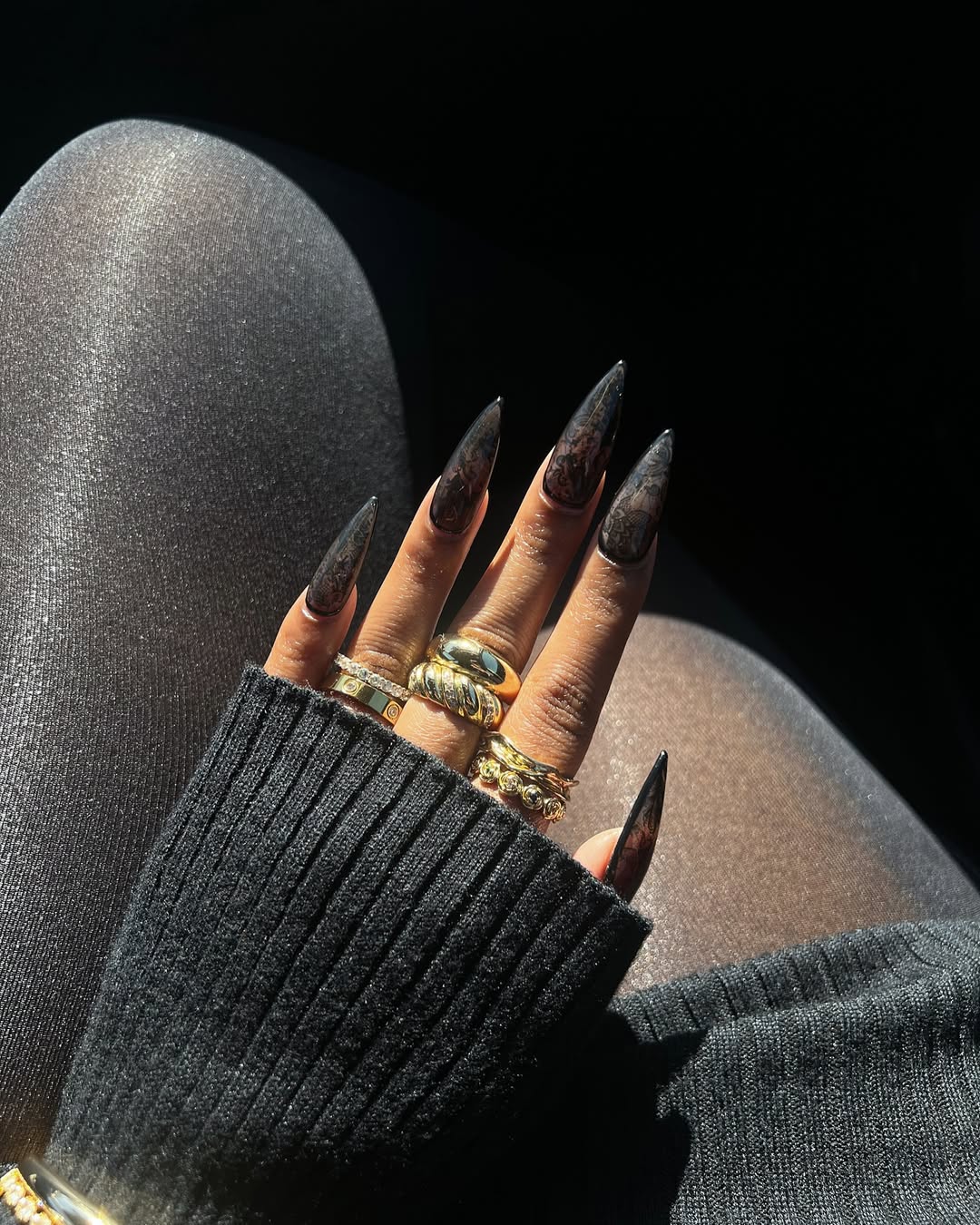 Adesivos vs. Carimbos: Qual a Melhor Técnica para Unhas de Renda Preta?