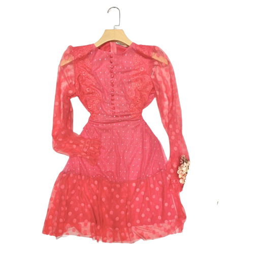 5 ideias de looks juninos modernos para 2025
Como adaptar o estilo western para a festa junina
Alternativas ao vestido: conjuntos e peças separadas
Os acessórios que vão bombar na festa junina 2025
Mix de texturas: o luxo na moda caipira