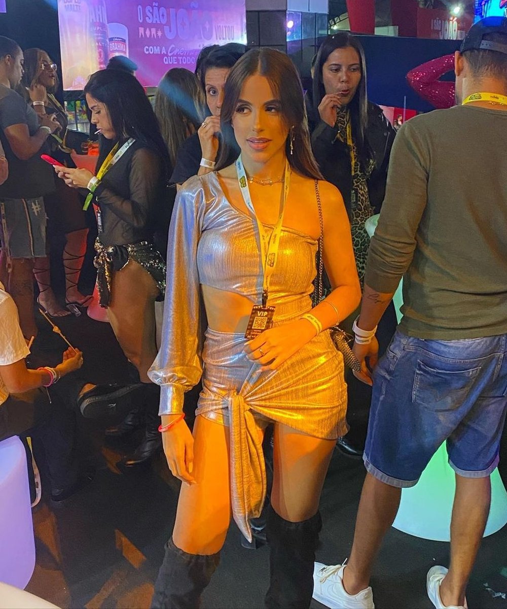 5 ideias de looks juninos modernos para 2025
Como adaptar o estilo western para a festa junina
Alternativas ao vestido: conjuntos e peças separadas
Os acessórios que vão bombar na festa junina 2025
Mix de texturas: o luxo na moda caipira