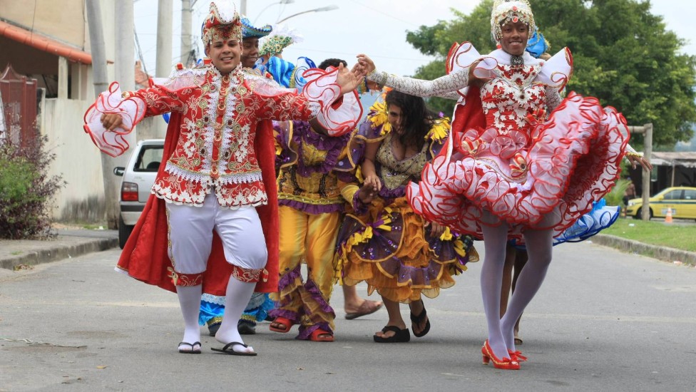 5 ideias de looks juninos modernos para 2025
Como adaptar o estilo western para a festa junina
Alternativas ao vestido: conjuntos e peças separadas
Os acessórios que vão bombar na festa junina 2025
Mix de texturas: o luxo na moda caipira
