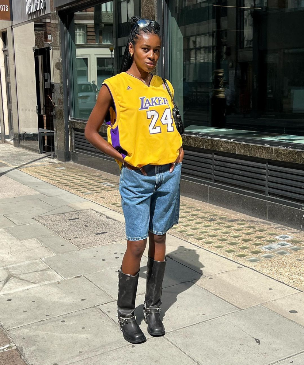 Os Acessórios Essenciais para um Visual Anos 90 Completo