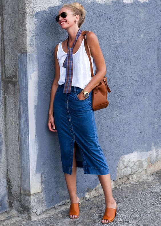 Alfaiataria e Cores Vibrantes para Suas Festas
3. Moda Masculina Noturna: Do Casual Chic ao All Black Infalível
4. Acessórios Essenciais: Clutch e Calçados que Elevam Seu Visual de Festa
5. Equilibrando Estilo e Evento: Dicas para Looks Inesquecíveis à Noite