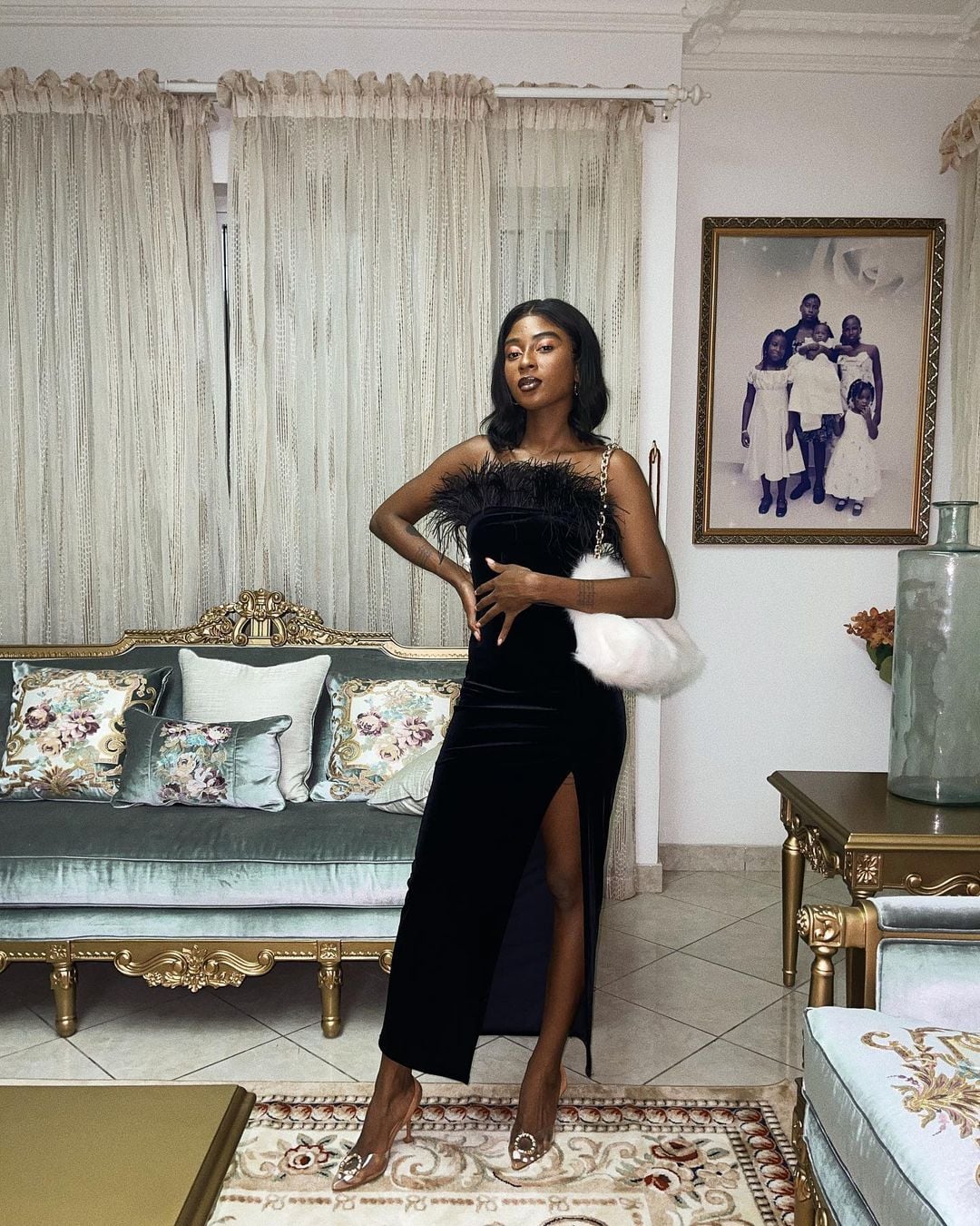 Alfaiataria e Cores Vibrantes para Suas Festas
3. Moda Masculina Noturna: Do Casual Chic ao All Black Infalível
4. Acessórios Essenciais: Clutch e Calçados que Elevam Seu Visual de Festa
5. Equilibrando Estilo e Evento: Dicas para Looks Inesquecíveis à Noite