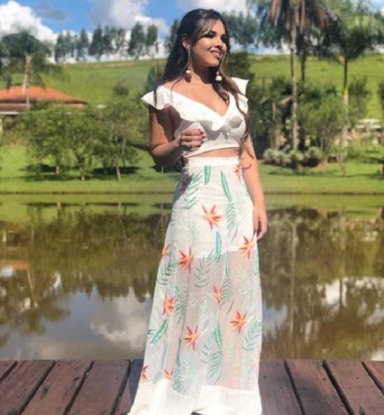 5 ideias de títulos:
1. Saia Longa Transparente: O Guia Definitivo para Looks Incríveis em 2025
2. Como Usar Saia Longa Transparente: Dicas de Styling e Combinações
3. Tendências de Moda: A Versatilidade da Saia Longa Transparente
4. Saia Longa Transparente: Da Praia à Cidade com Estilo
5. Onde Comprar Saia Longa Transparente: Melhores Lojas e Dicas de Compra