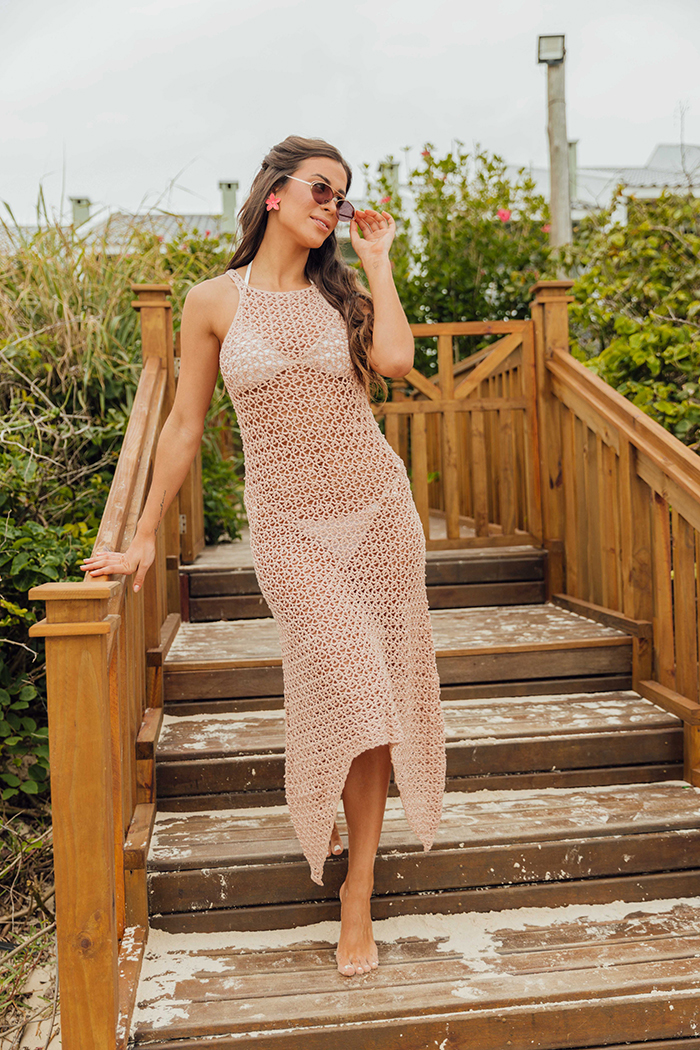 Crochê Artesanal vs. Industrial: Por Que o Feito à Mão é a Tendência do Resortwear