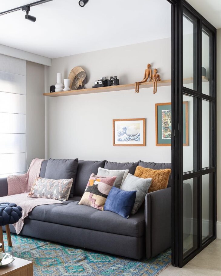 sala com sofá cinza decoração