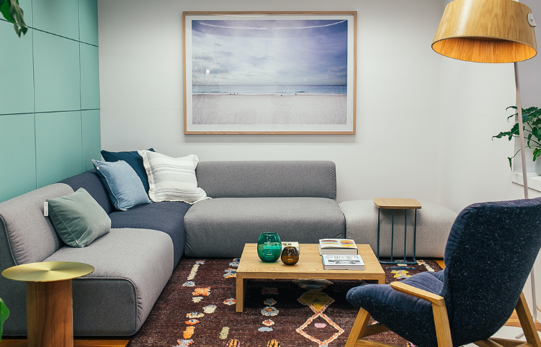 sala com sofá cinza decoração