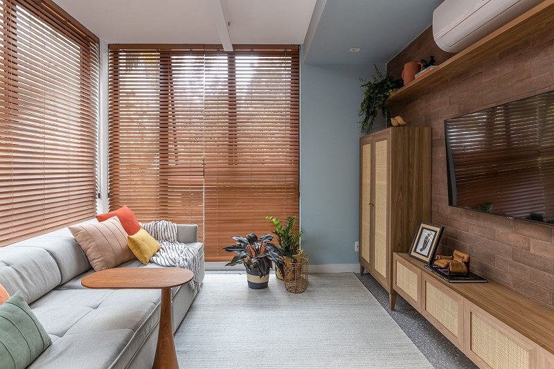 sala com sofá cinza decoração