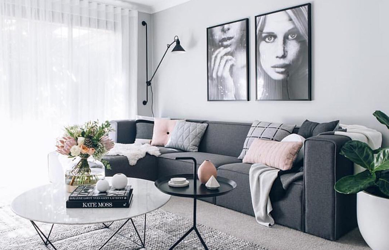 sala com sofá cinza decoração