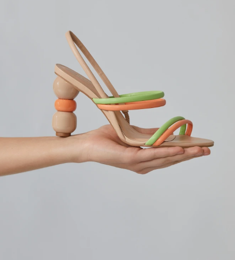 Guia Completo: Como Escolher a Sandália Perfeita para Cada Ocasião; Salto Fino vs. Salto Bloco: Qual o Melhor para Você?; As Papetes Femininas com Strass que Estão Bombando em 2024; Conforto e Estilo: Descubra as Sandálias Vizzano e Moleca; Arezzo e Jorge Bischoff: Elegância em Sandálias de Salto