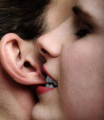 Decifrando a Linguagem Corporal da Atração: Sinais Inconscientes