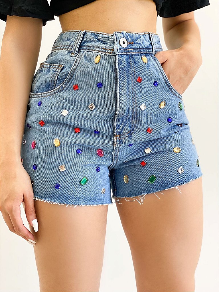 Dicas de Acessórios e Calçados para Valorizar Seu Look com Shorts Jeans