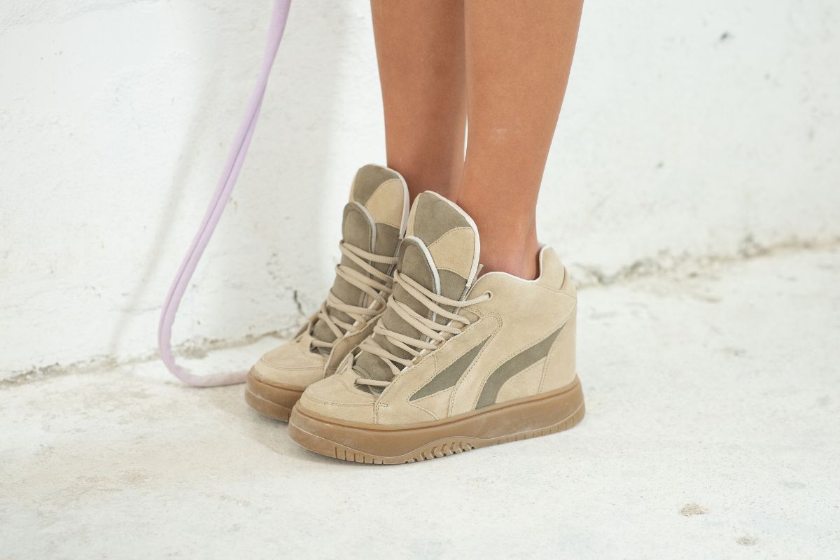 Guia Completo: Tênis com Salto Embutido vs. Plataforma