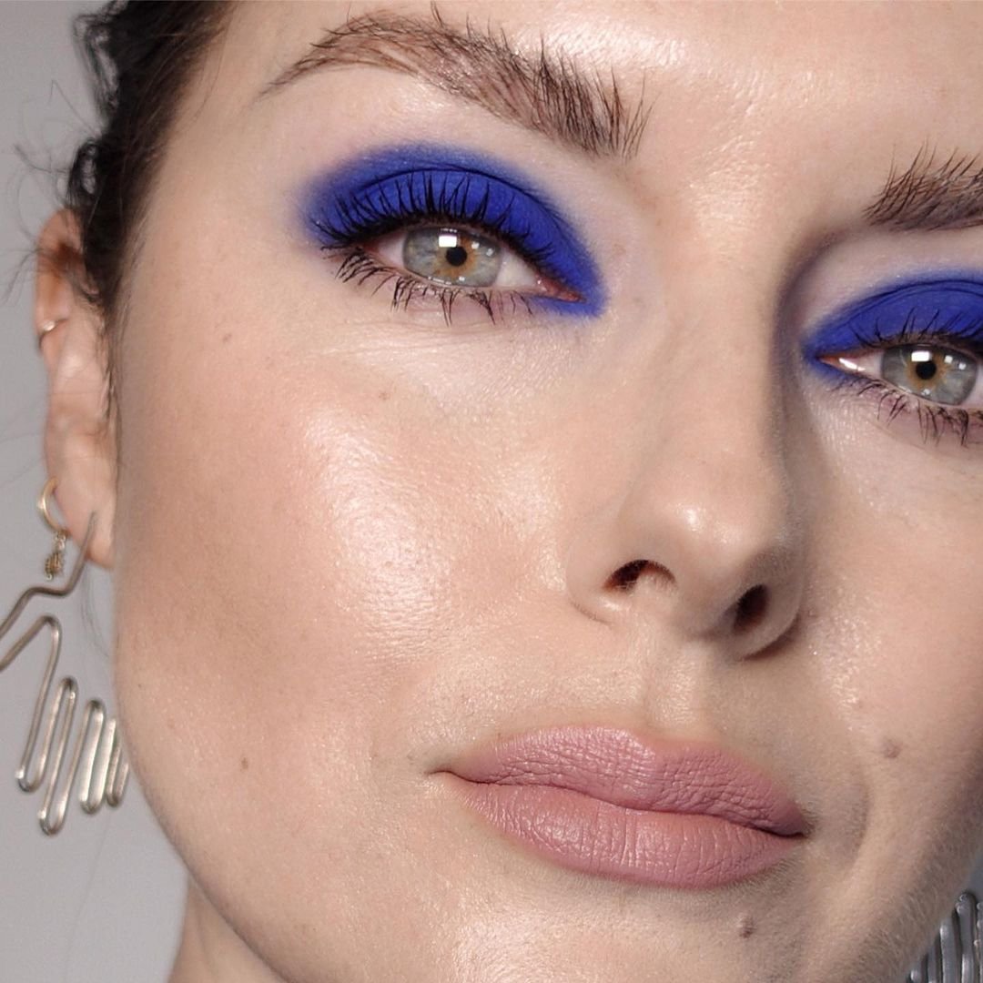 Descubra a Sombra Azul Perfeita para Realçar Seus Olhos Castanhos